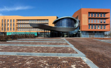 Rechter vraagt deskundige te kijken naar problemen met ramen Lochems gemeentehuis