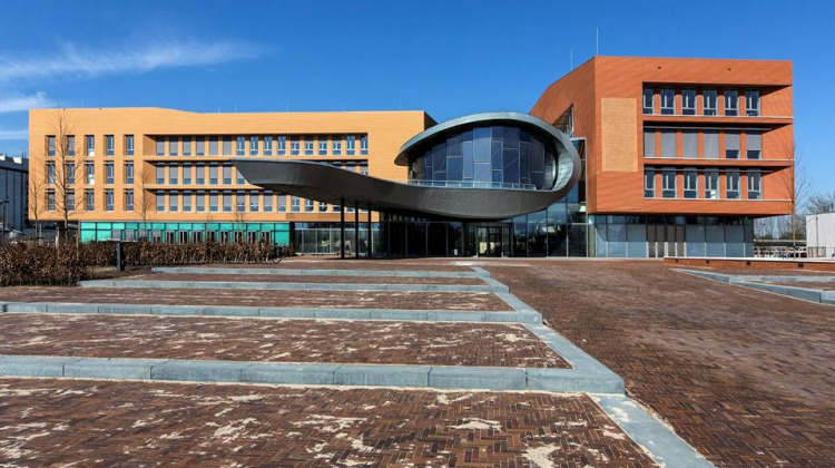 Rechter vraagt deskundige te kijken naar problemen met ramen Lochems gemeentehuis