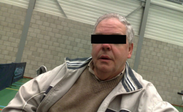 Video | Voetbalclub AZC blijft achter ontuchtpleger Wiljo L. staan en houdt lippen stijf op elkaar