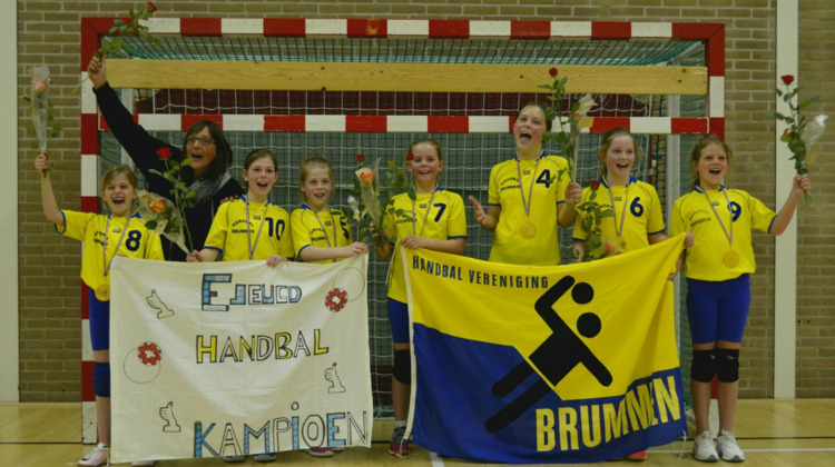 Team van Handbalvereniging Brummen kampioen