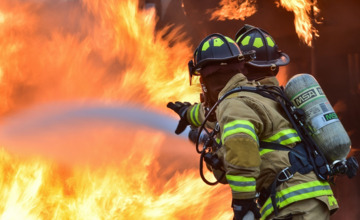 Brand in schuur met hooi 