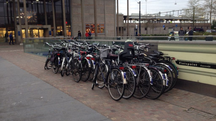 Exploitant fietsenstalling klaar met fout-parkeerders
