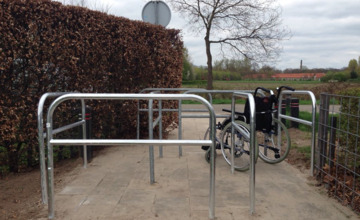 Acht gekke anti-fiets-hekjes in Warnsveld maken het lastig voor mindervaliden en kinderwagens
