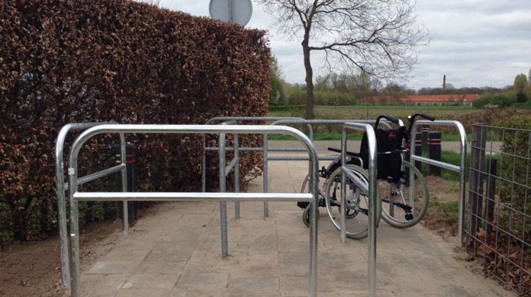 Acht gekke anti-fiets-hekjes in Warnsveld maken het lastig voor mindervaliden en kinderwagens