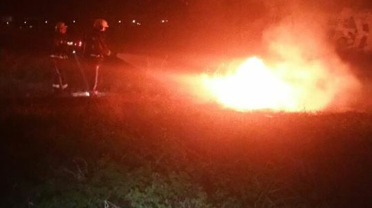 Vandalen steken fik onder oude IJsselbrug