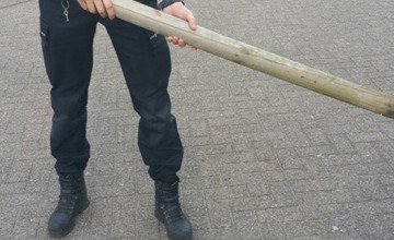 Zutphense politie aangevallen met houten paal
