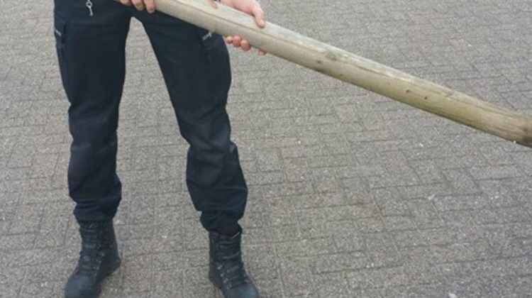 Zutphense politie aangevallen met houten paal