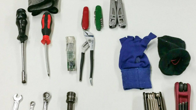 Man met inbrekerswerktuigen en drugs aangehouden 
