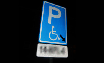 Massaal misbruik van gehandicaptenparkeerkaart. Het is lastig te handhaven