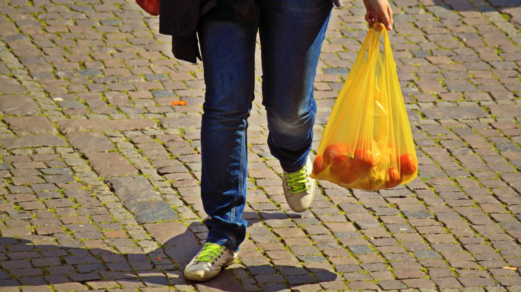 Winkeliers zien flinke afname plastic tasjes