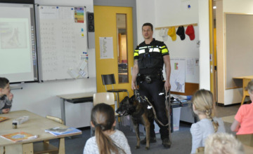 Politiehond Spike blijft aandacht naar zich toe trekken