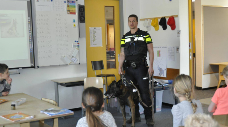Politiehond Spike blijft aandacht naar zich toe trekken