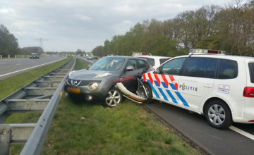 Politie rijdt gestolen auto klem na wilde achtervolging
