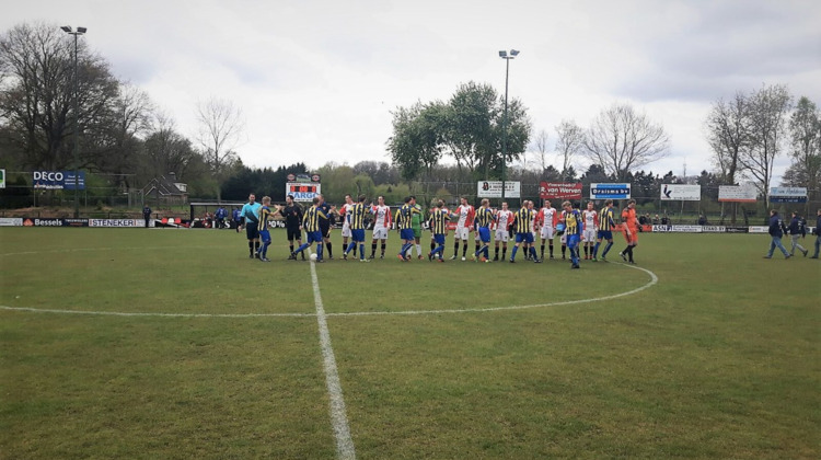 Lochems voetbal: Lochem verliest; Laren in last