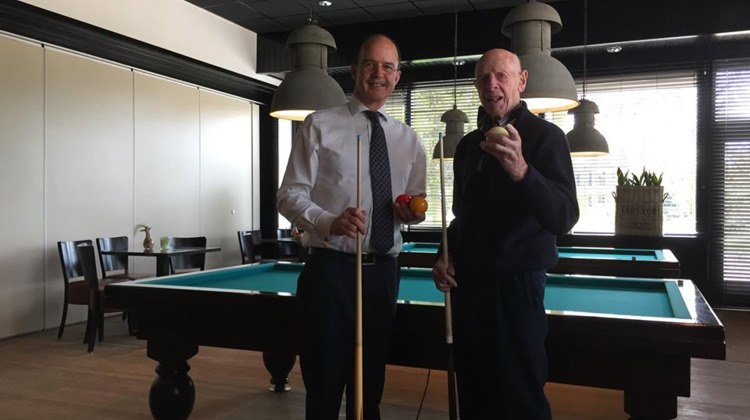 Eerbekenaar wordt 100, en gaat potje biljarten met burgemeester 