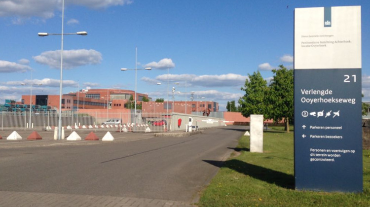 Gedetineerde gevangenis Zutphen steekt cel in de brand