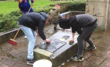 Schoolkinderen onderhouden monument Brummen
