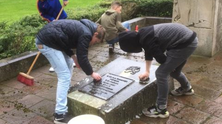 Schoolkinderen onderhouden monument Brummen