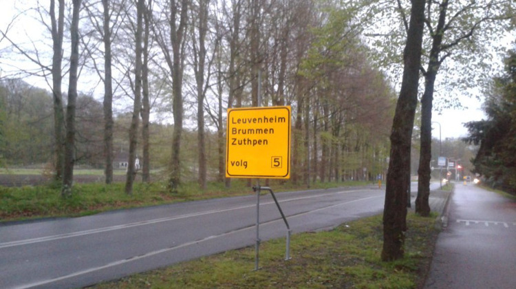 Hoe moeilijk kan het zijn: Alweer Zuthpen op verkeersbord