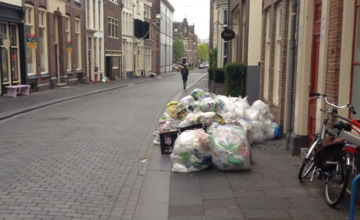 Ondernemers en omwonende binnenstad Zutphen niet blij met hoeveelheid afval langs de weg