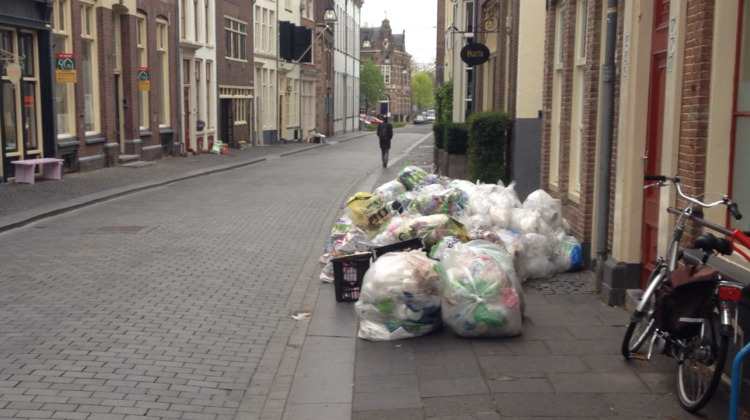 Ondernemers en omwonende binnenstad Zutphen niet blij met hoeveelheid afval langs de weg