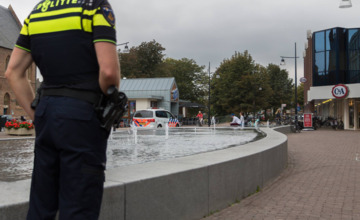 Vrouw en man stelen portemonnee bij beroving