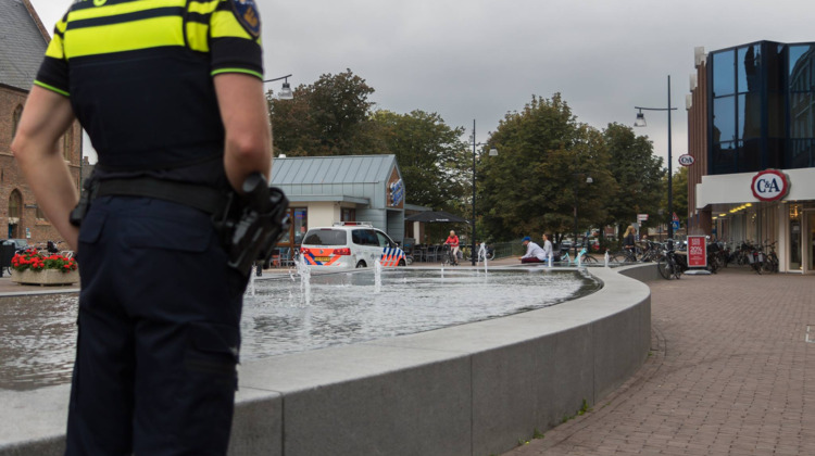 Vrouw en man stelen portemonnee bij beroving