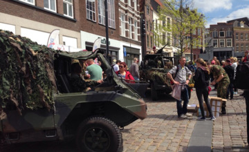 Zutphen gevuld met soldaten tijdens Landmachtdagen en Veteranendag