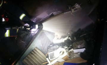 Brandstichters zetten aanhanger in de fik