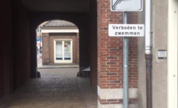 Grappig: Bordje verbiedt zwemmen in de Zutphense binnenstad