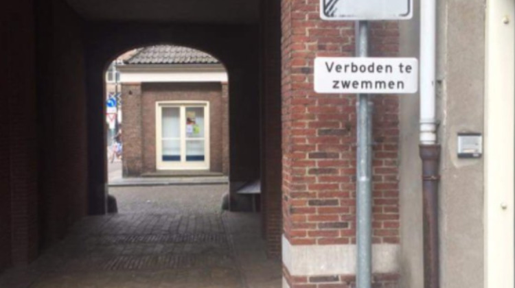 Grappig: Bordje verbiedt zwemmen in de Zutphense binnenstad
