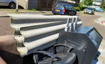 Vermoedelijke asbestplaten gedumpt bij container Zutphen