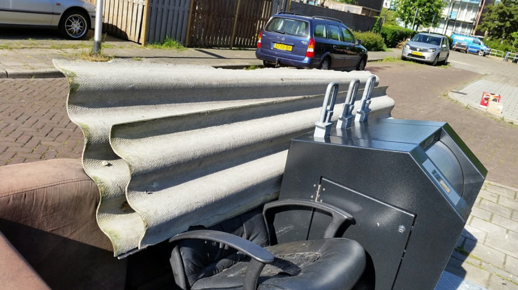 Vermoedelijke asbestplaten gedumpt bij container Zutphen