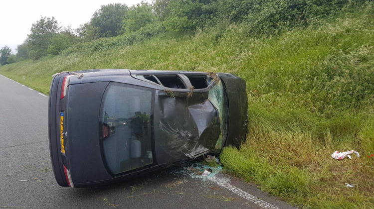 Auto over de kop nabij Zutphens ziekenhuis