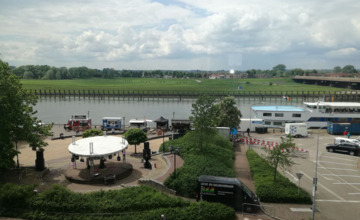 Muziek en foodtrucks tijdens Flowerfestival Zutphen; alleen het publiek was schaars
