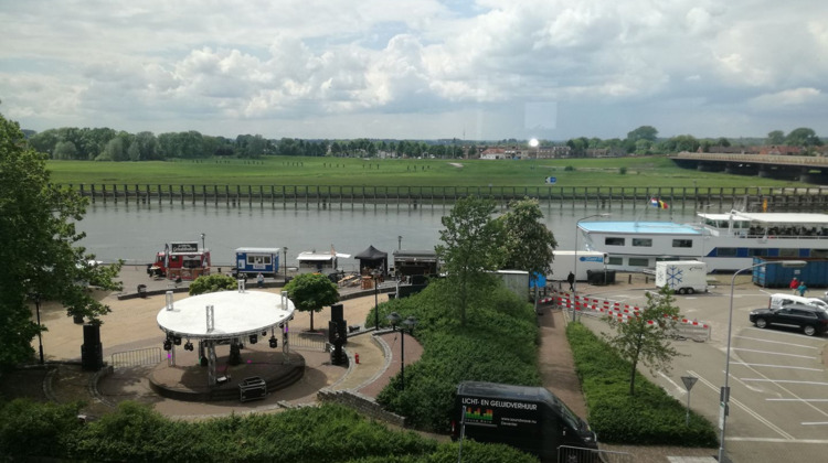 Muziek en foodtrucks tijdens Flowerfestival Zutphen; alleen het publiek was schaars
