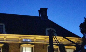 Verwarde man klimt op dak Zutphens hotel