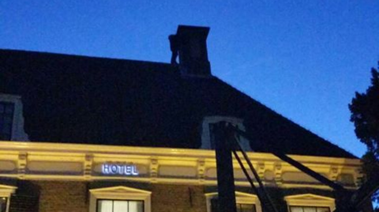 Verwarde man klimt op dak Zutphens hotel