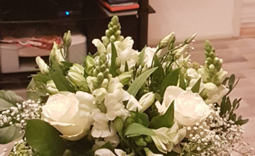 Bosjes bloemen voor redder politieagent