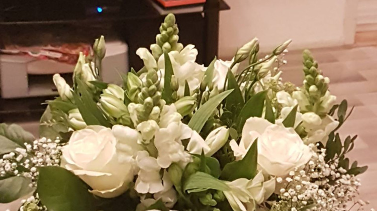 Bosjes bloemen voor redder politieagent