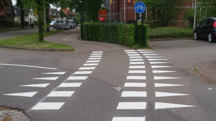 Oeps... Fietspadmarkering is beetje raar geverfd