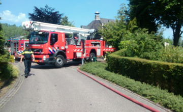 Brandweer sloopt plafond bij brandje woning Baak