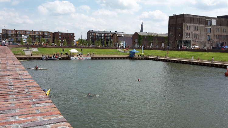 Zwemwedstrijd 'Vrije Slag' door Zutphense IJssel bijna de in problemen door werkzaamheden