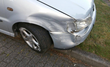 Automobilist rijdt met "gierende banden" tegen stoep en andere auto aan