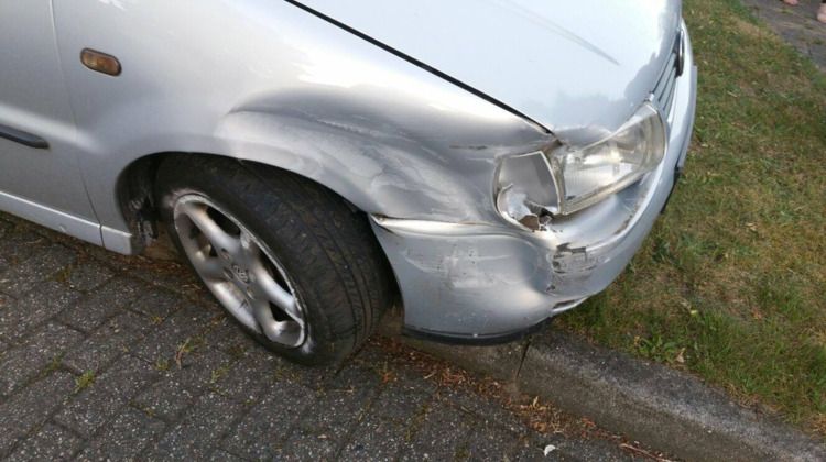 Automobilist rijdt met "gierende banden" tegen stoep en andere auto aan