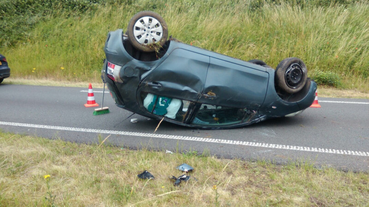 Auto slaat op de kop op N348 Zutphen