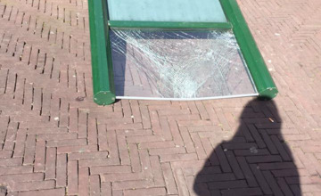 Stoere jongen gooit windscherm Zutphens café omver: café dreigt met publiceren camerabeelden