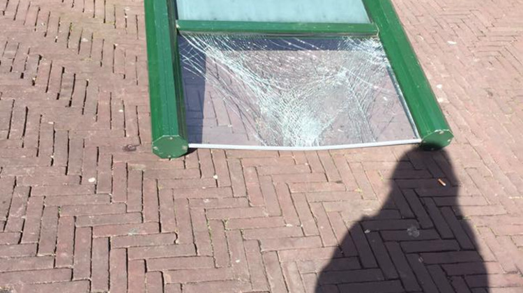 Stoere jongen gooit windscherm Zutphens café omver: café dreigt met publiceren camerabeelden