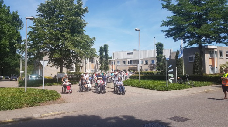 In Lochem doen ook mensen in rolstoelen mee aan de vierdaagse
