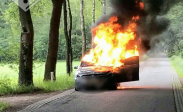 Auto brand volledig uit op de Lage Lochemseweg in Almen